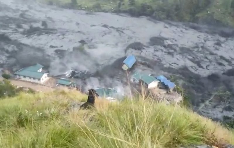 Deslizamento de terra bloqueia rio e causa nova enchente no Nepal
